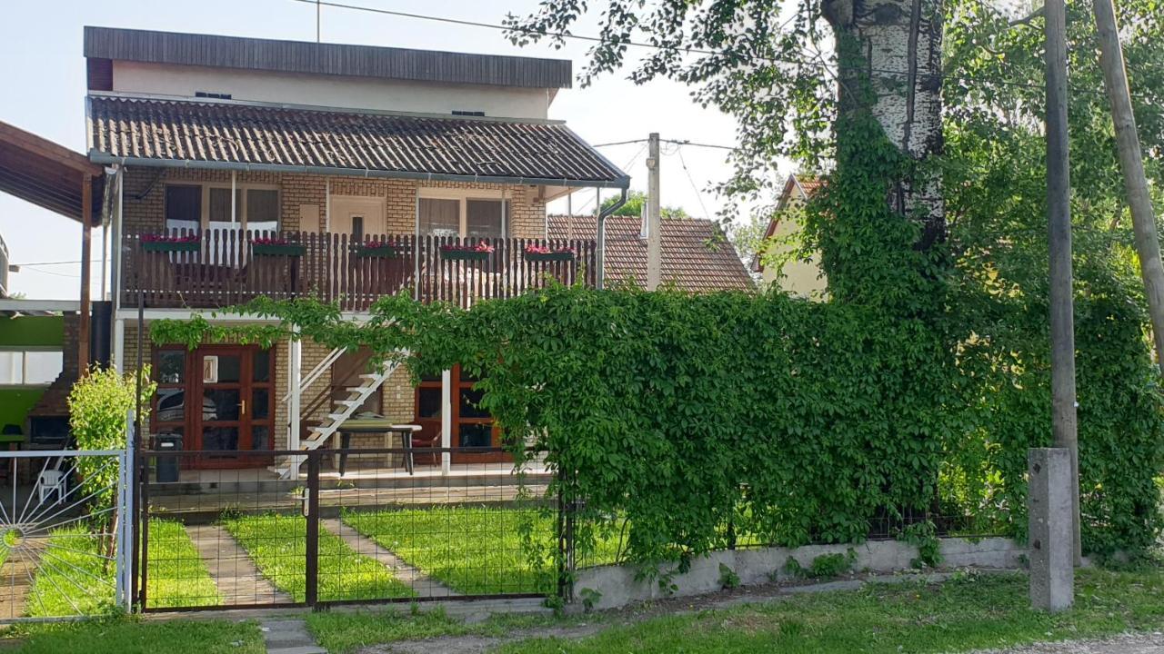 Sarga311 Ueduelohaz Szeged Villa Exterior photo